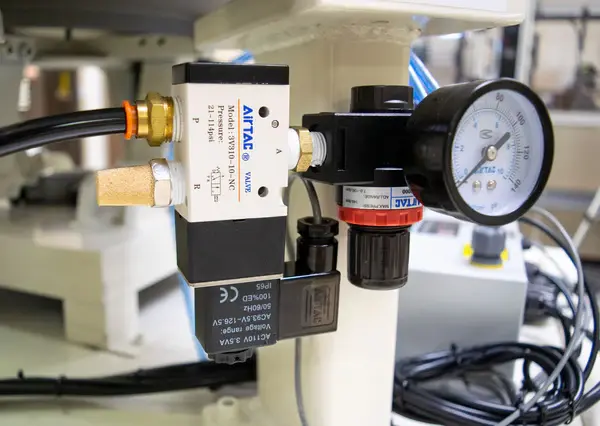 پنوماتیک چیست؟ مفاهیم پایه و کاربردهای صنعتی