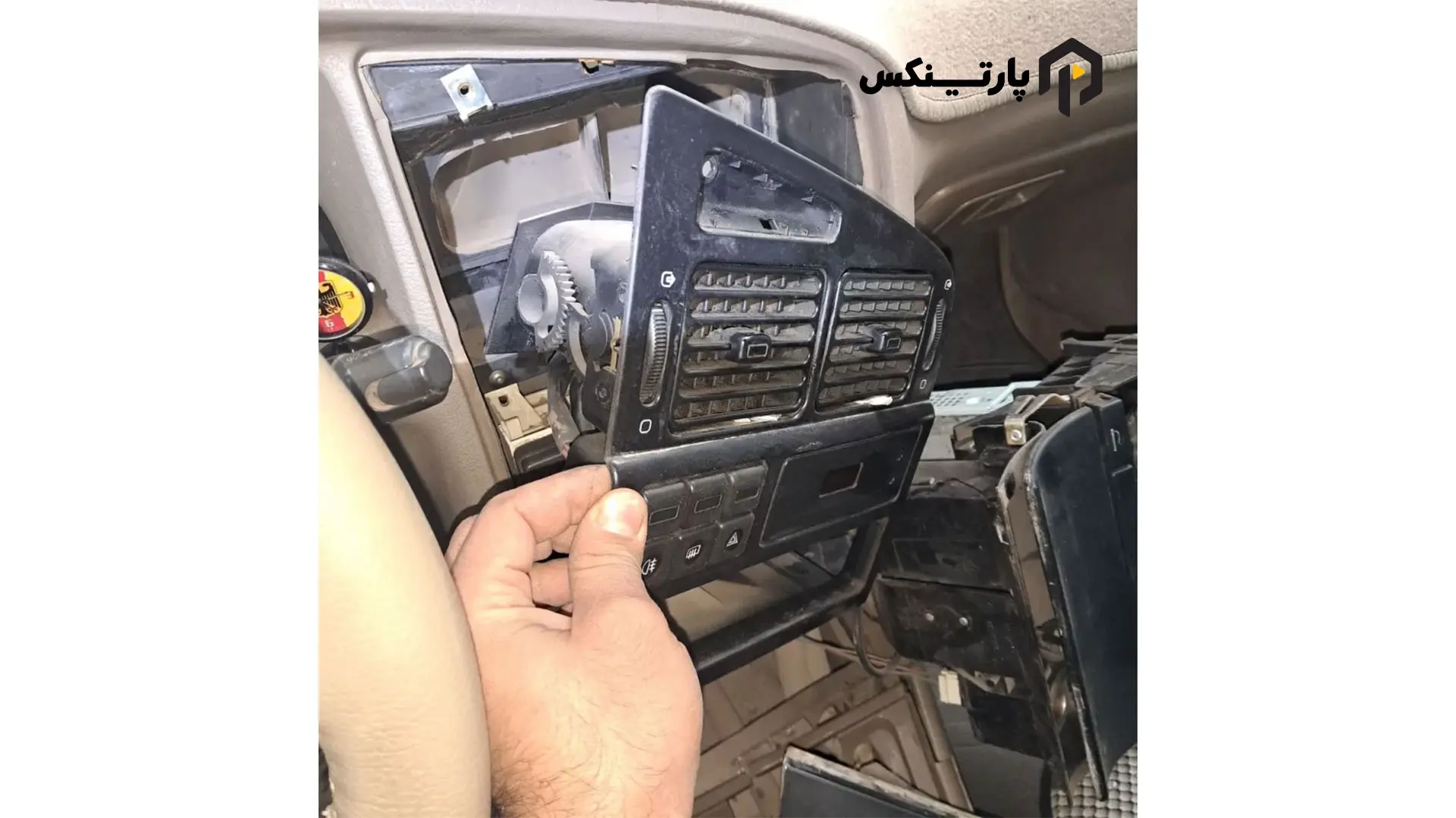 دمونتاژ و خارج کردن ضبط فابریک برای آموزش نصب مانیتور خودرو (راهنمای تصویری)